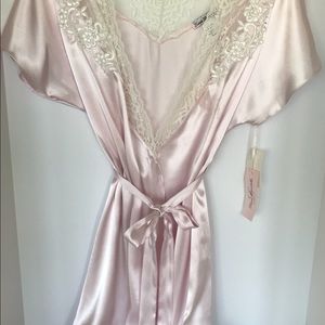 NWT Linea Donatella short wrap robe with beaded lace.